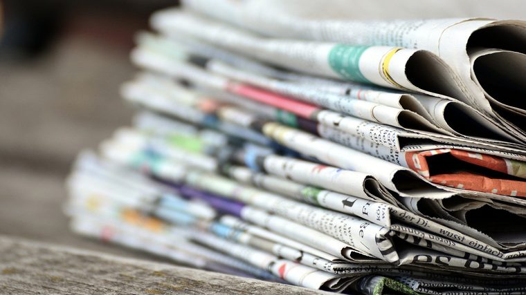 Une pile de journaux pliés