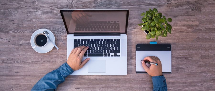 Agenda, carnet et ordinateur sur un plan de travail